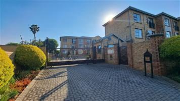 Cozy 1st Floor 2Bed 1 Bath 1 Carport Apartment in Secure Well Maintained Complex - Weltevreden Park