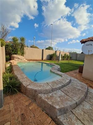 Townhouse For Sale in Honeydew Manor