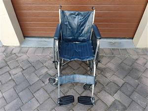 Standard manual folding wheelchair