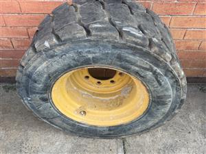 Skidsteer tyres and rims x 2