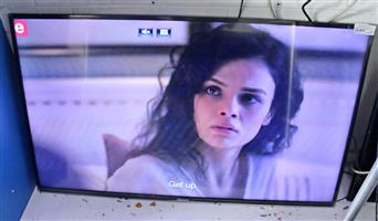 HISENSE 49B5200PT 49INCH LED TV WITH REMOTE AND BRACKETS S063817A