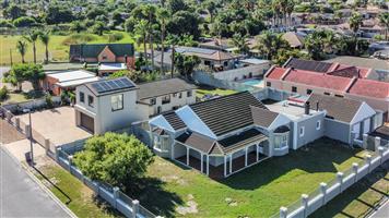 Family Perfect in Brackenfell: 4 Beds, Pool & Pizza Oven