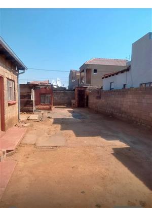 HOUSE IN SNAKE PARK IN SOWETO WITH 2 BEDROOMS AND WALL AROUND.
