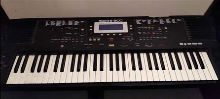 Roland E-300 Intelligent Keyboard 61-Key Synthesizer