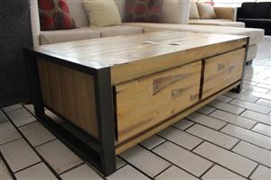 LIGHT BROWN COFFEE TABLE W/2 DRAWERS(S067516A)