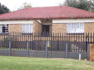 Spacious Family Home with Garden & Garage