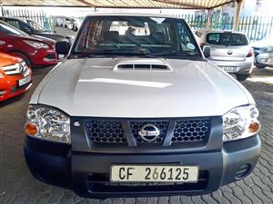 Nissan NP300 2.5ltr Canopy  2020 Deseal Leather interior White in colour Service book