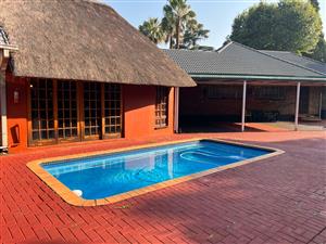 Charming 4-bedroom house in Vereeniging Three River, featuring modern amenities and a spacious yard!