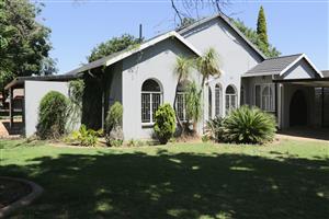 Location, Lifestyle & Loads of Potential!