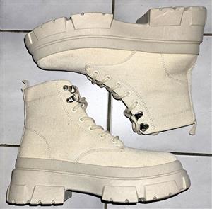 Women’s Beige Platform Lace-up Boots - Size 5
