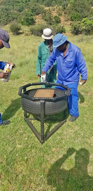Dip jou diere betyds teen bosluise en ander parasiete! Verstelbare rol dip voerbak vir Wild, Vee.