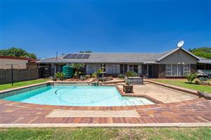 🏡 Parkrand, Boksburg Gem with 2 Flatlets & Pool – A Home That Has It All!