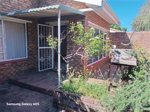 Spacious Townhouse Living in Sought-After Flora Gardens