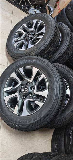 Toyota Fortuner OEM 18" mag with brand new 265/60/18 Dunlop Grandtrek AT25 set R