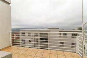 Bedfordview 1bedroomed townhouse to rent for R5000 bathroom, kitchen and lounge