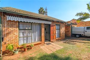Townhouse For Sale in Die Hoewes