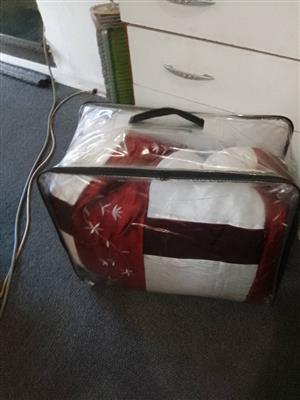 King size comforter with 2 pillow cases