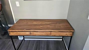 Desks1400 x600 x