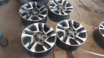 Toyota Fortuner/Legend 55 18"OEM mags set 