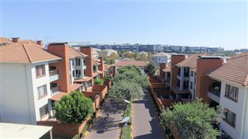 Upmarket unit for lease in Greenstone Hill, Johannesburg.