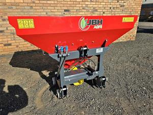 New fertilizer spreaders for sale at Mad Farmer SA