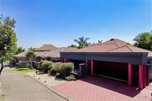 Beautiful Free-Standing Home in an Exclusive Enclosed Estate – Greenstone Hill