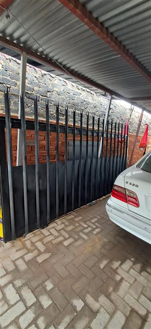Heavy duty sliding gate 