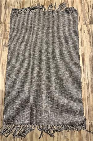 Carpets 3 piece. 1 Bigger and 2 smaller ones.