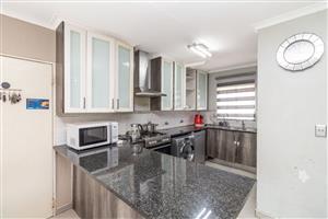 Townhouse For Sale in Honeydew Manor