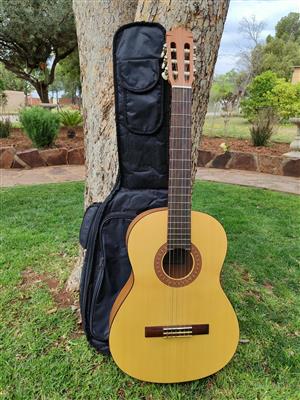 Yamaha classical CM40M guitar with bag.Condition is like new.