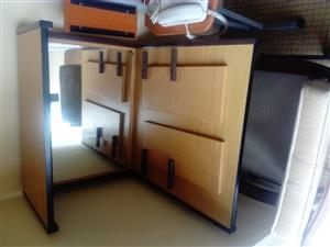 Desk on wheels with mirror and extended sides R 280. BARGAIN!! Uitenhage 