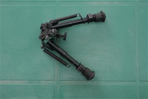 Rifle bipod with retractable legs