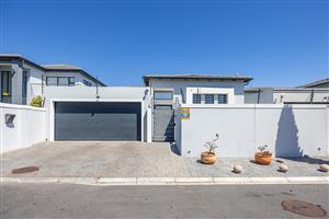 Modern Family Haven in a Quiet Parklands North Crescent