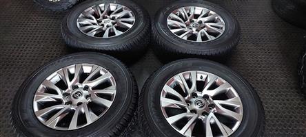 18inch Toyota Fortuner/Prado OEM mags with brand new 265/60/18 Dunlop Grandtrek 