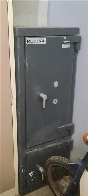 BIG STRONG MUTUAL 2 IN 1 SAFE WITH KEYS.