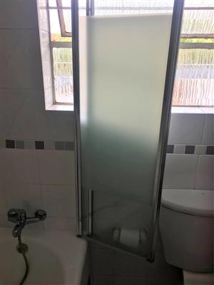 Glass folding shower screen