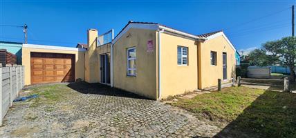 Nestled Wonderfully in Struisbaai-North!