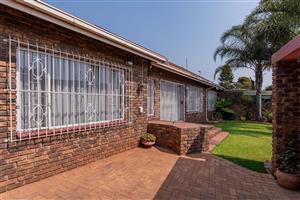 Townhouse For Sale in Birchleigh North