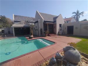 Charming house in Florauna, Pretoria—ideal for families, with spacious yard and prime location