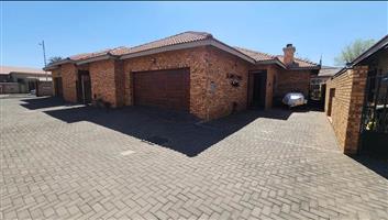 Townhouse For Sale in New Redruth