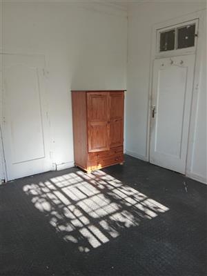 Big inside rooms to rent. Share bathroom/shower and kitchen. 1/2 persons to occu