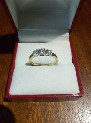 18ct WHITE AND YELLOW GOLD DIAMOND TRILOGY RING