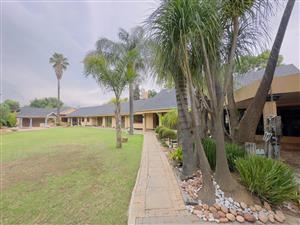 RESORT-STYLE LIVING: 6 BEDROOMS, POOL, JACUZZI, & MORE