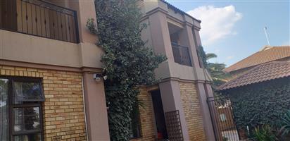 Modern & spacious 4 bedroom, full title cluster in SW5 Proper!