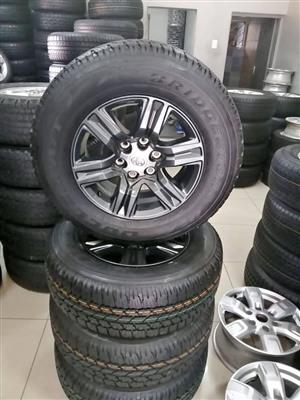 17" Toyota Hilux/Fortuner OEM mags wit brand new 265/65/17 Bridgestone Dueller AT 