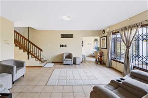 Townhouse For Sale in Amanzimtoti
