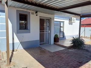 House For Sale in Roodepan