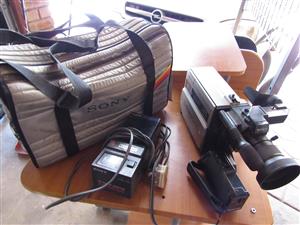 OLD BETAMOVIE  CAMERA STILL IN EXCELLENT CONDITIONS WITH BAG AND A FEW EMTY CASE