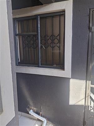 Bachelor apartment available at Old Esselen Park next to Local Taxis Double-up 