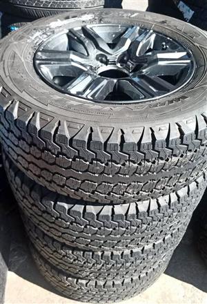 17inch Toyota Hilux/Fortuner black mags with used 265/65/17 tyres set 